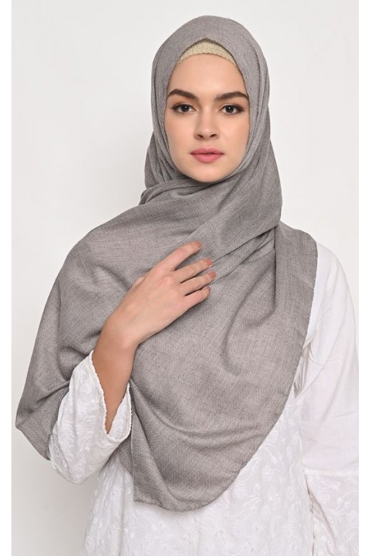 Pasmina Voal Zaffron Jahit Tepi Grey